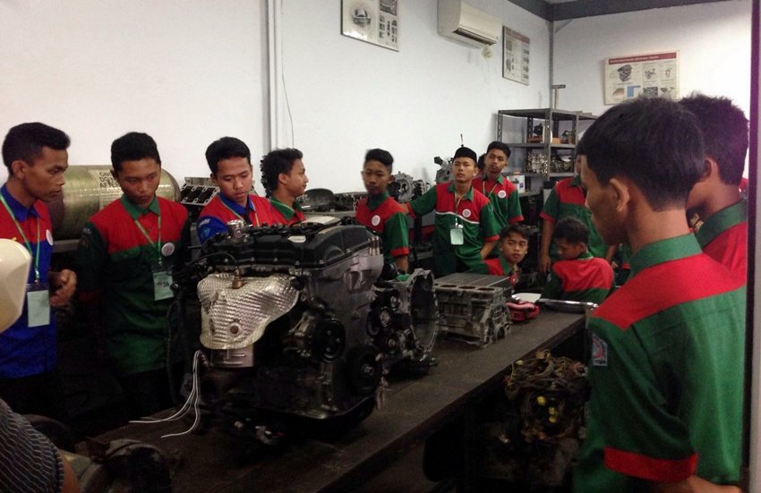 Para Siswa SMK Meihat Bengkel Kia