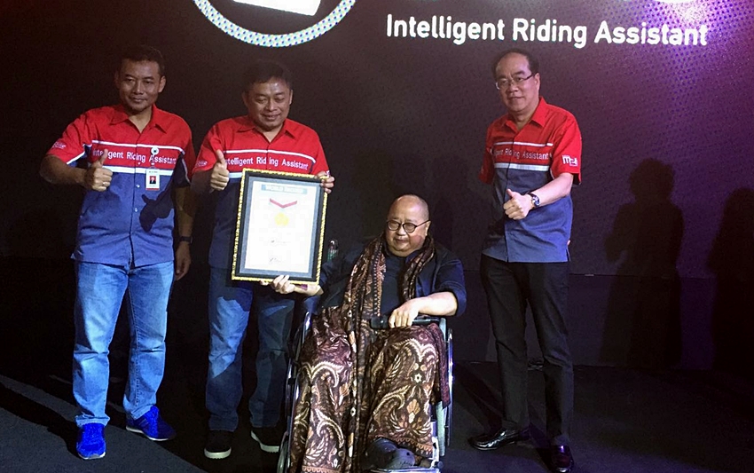 Jaya Suprana Memberi Penghargaan MURI untuk T-Bike