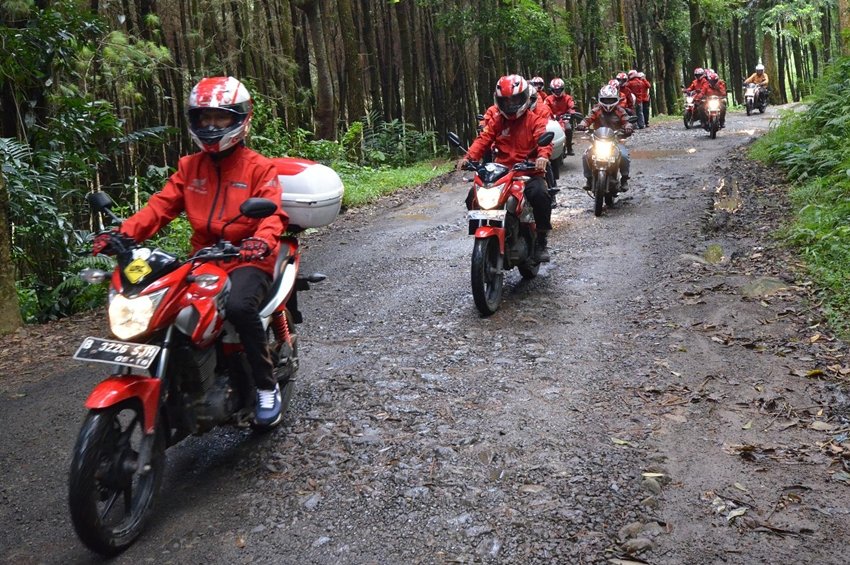 Touring Dibalut Kampanye Safety Riding