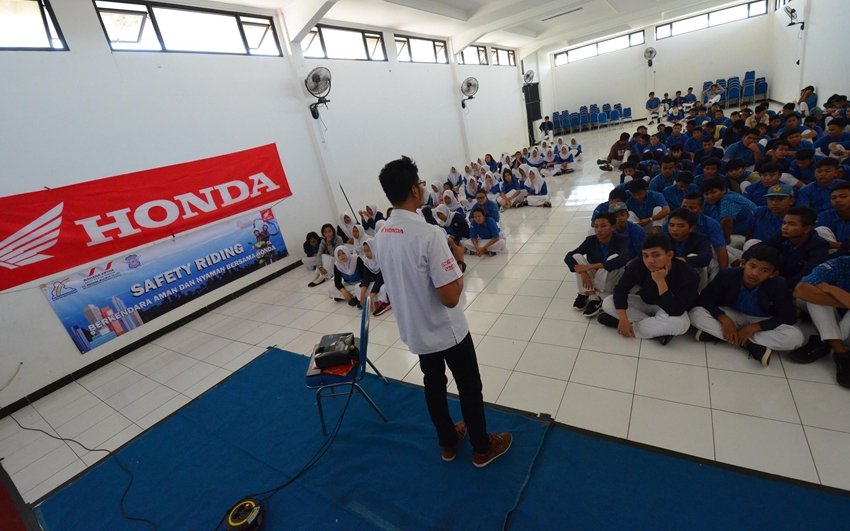 Pemberian Materi di Teknologi Motor Honda