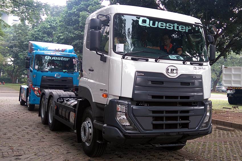 UD Truck Quester GWE 370 Tractor