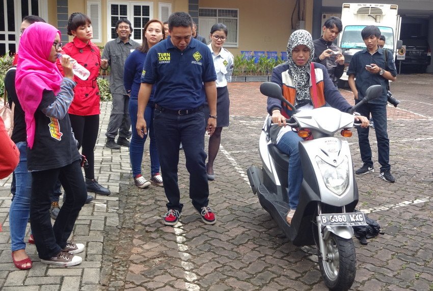 Tips Aman Perempuan Naik Motor