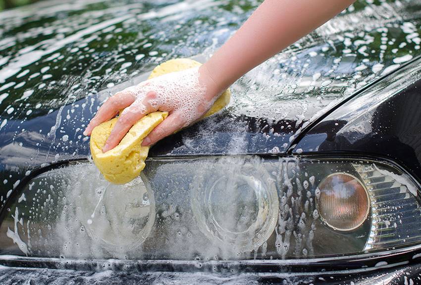 Cuci Mobil dengan Spons