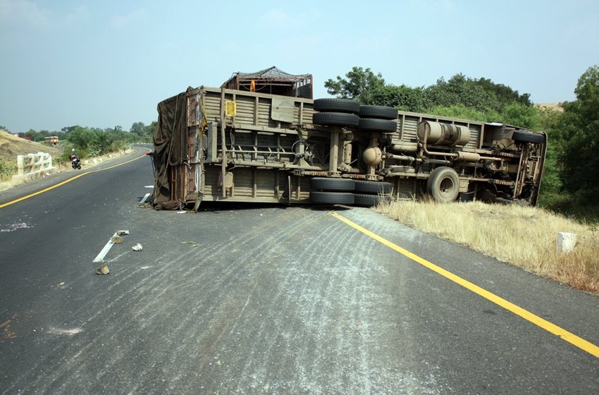 penyebab kecelakaan truk