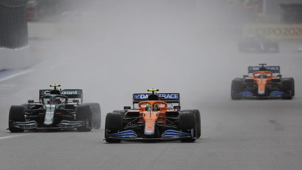 Secara Dramatis, Lewis Hamilton Menangi Balapan GP Rusia Yang Penuh Drama