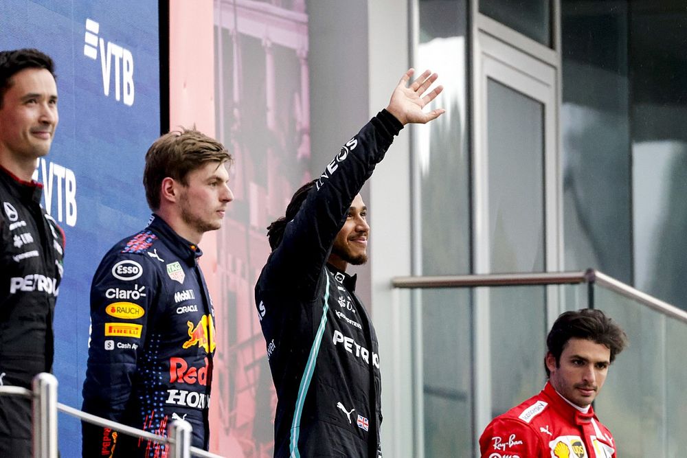 Secara Dramatis, Lewis Hamilton Menangi Balapan GP Rusia Yang Penuh Drama