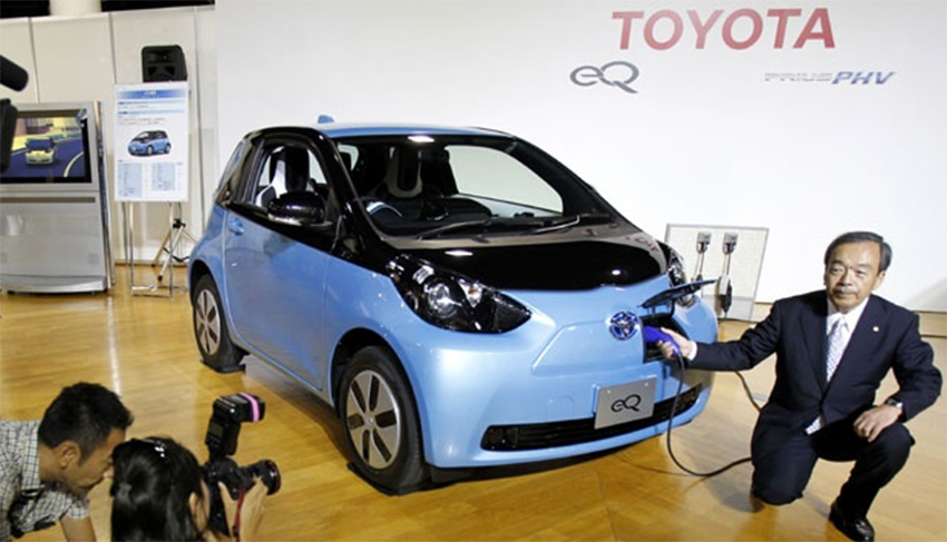 Akio Toyoda dengan moil listrik Toyota eQ