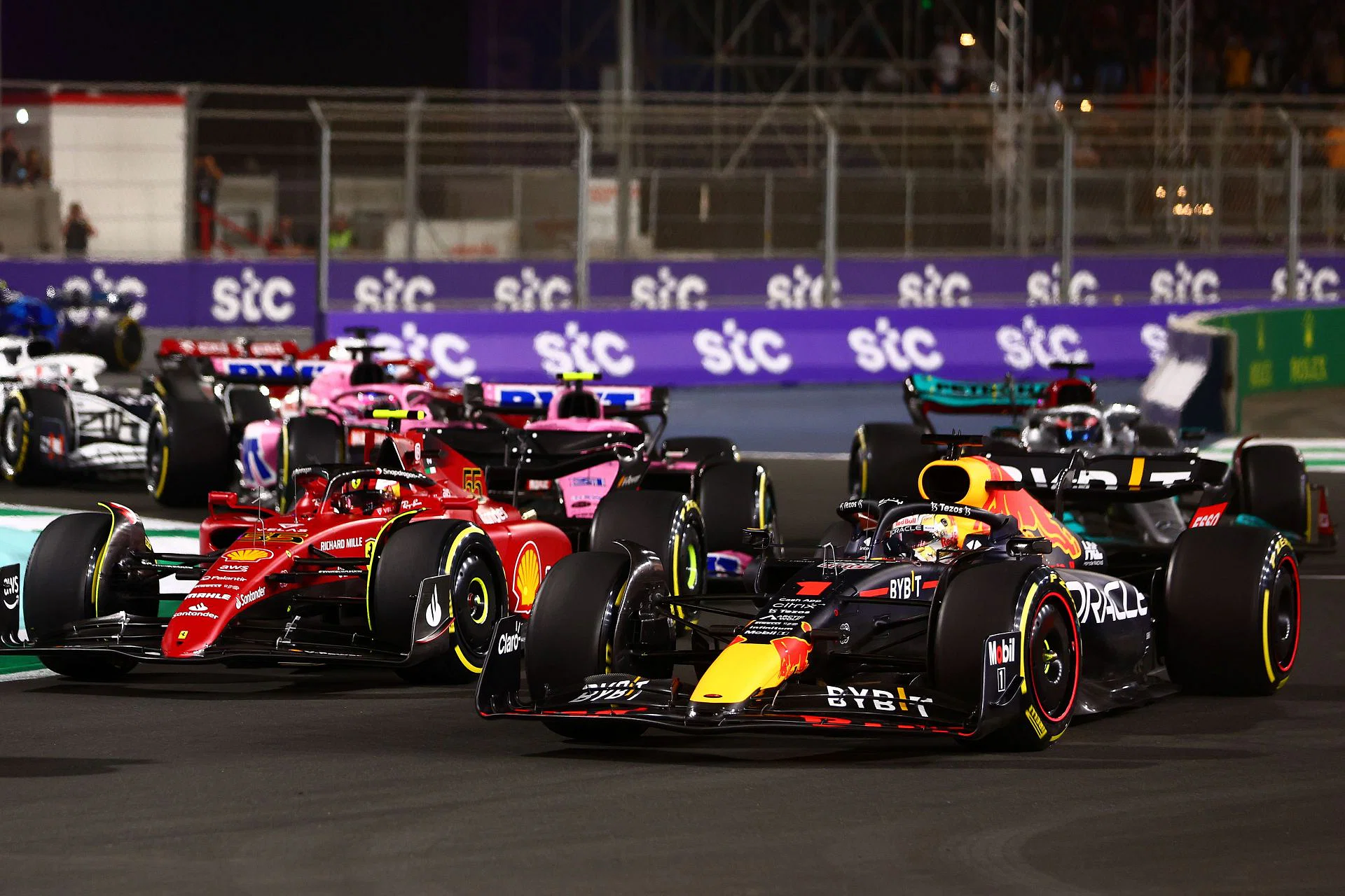 Kalahkan Charles Leclerc, Max Verstappen Berhasil Memenangi Balapan F1 GP Arab Saudi