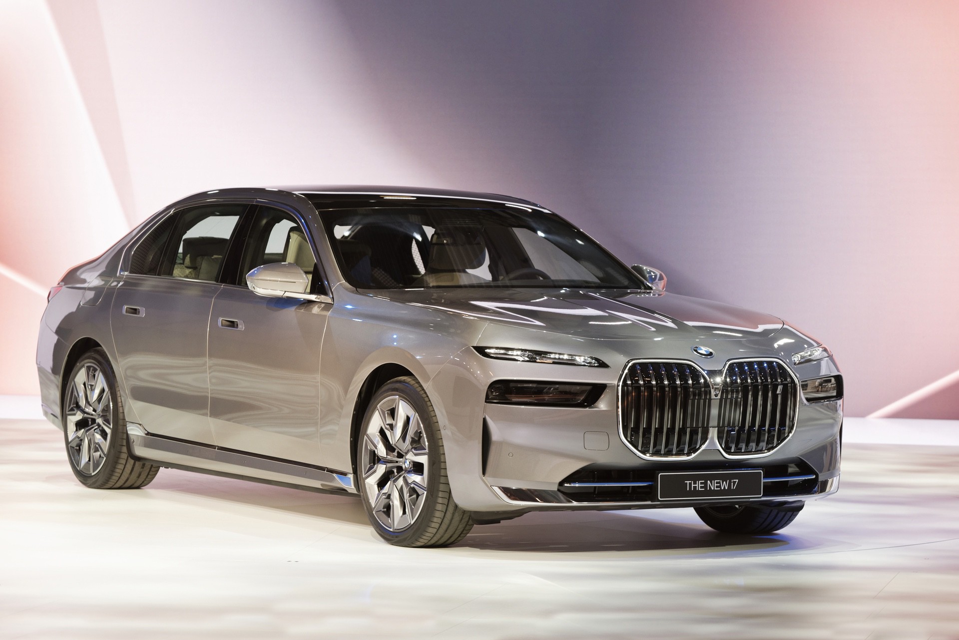 BMW Seri 7 Generasi Terbaru Resmi Di Luncurkan, Ada Varian EV!