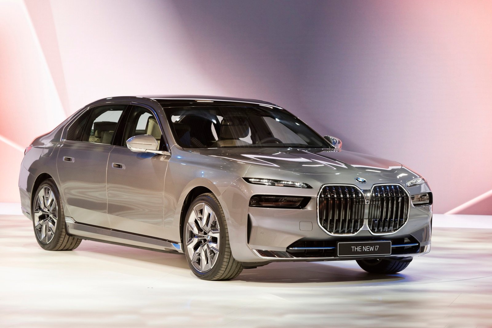 BMW Seri 7 Generasi Terbaru Resmi Di Luncurkan, Ada Varian EV! Autos.id