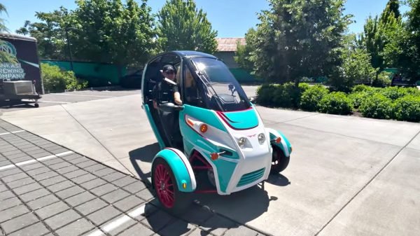 Arcimoto adalah kendaraan listrik beroda tiga ultra-efisien yang setara dengan tenaga listrik 230 MPGe