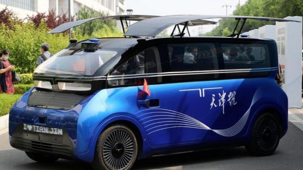 Sekelompok Orang di Tiongkok Kembangkan Mobil Listrik Bertenaga Surya Murni