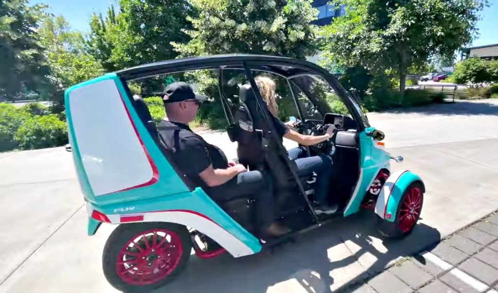 Arcimoto adalah kendaraan listrik beroda tiga ultra-efisien yang setara dengan tenaga listrik 230 MPGe