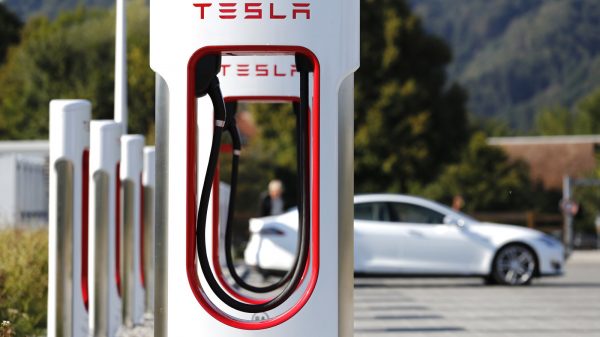 Tesla Mengembangkan Pengisian Daya Supercharger, Bisa Digunakan Untuk Mobil Listrik Lainnya!