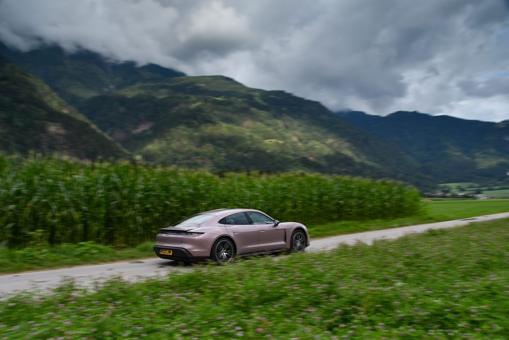 Porsche Taycan mencetak rekor kunjungan ke 14 negara hanya dalam 24 jam