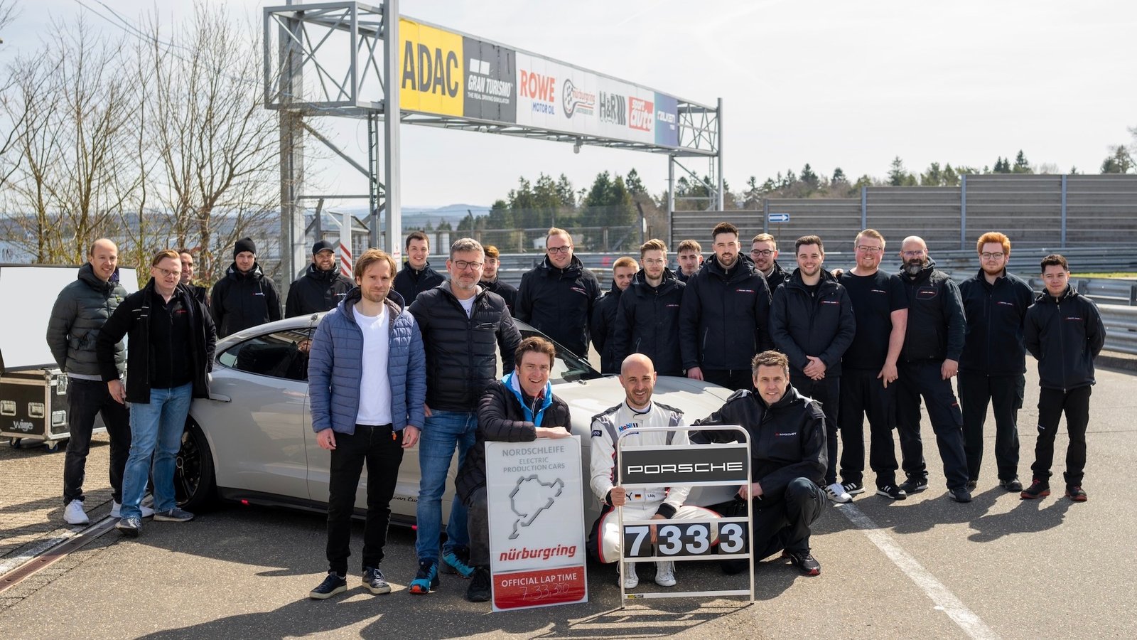 Porsche Taycan Turbo S Mencatat Rekor Waktu Lap Tercepat Di Nurburgring Untuk Segmen EV