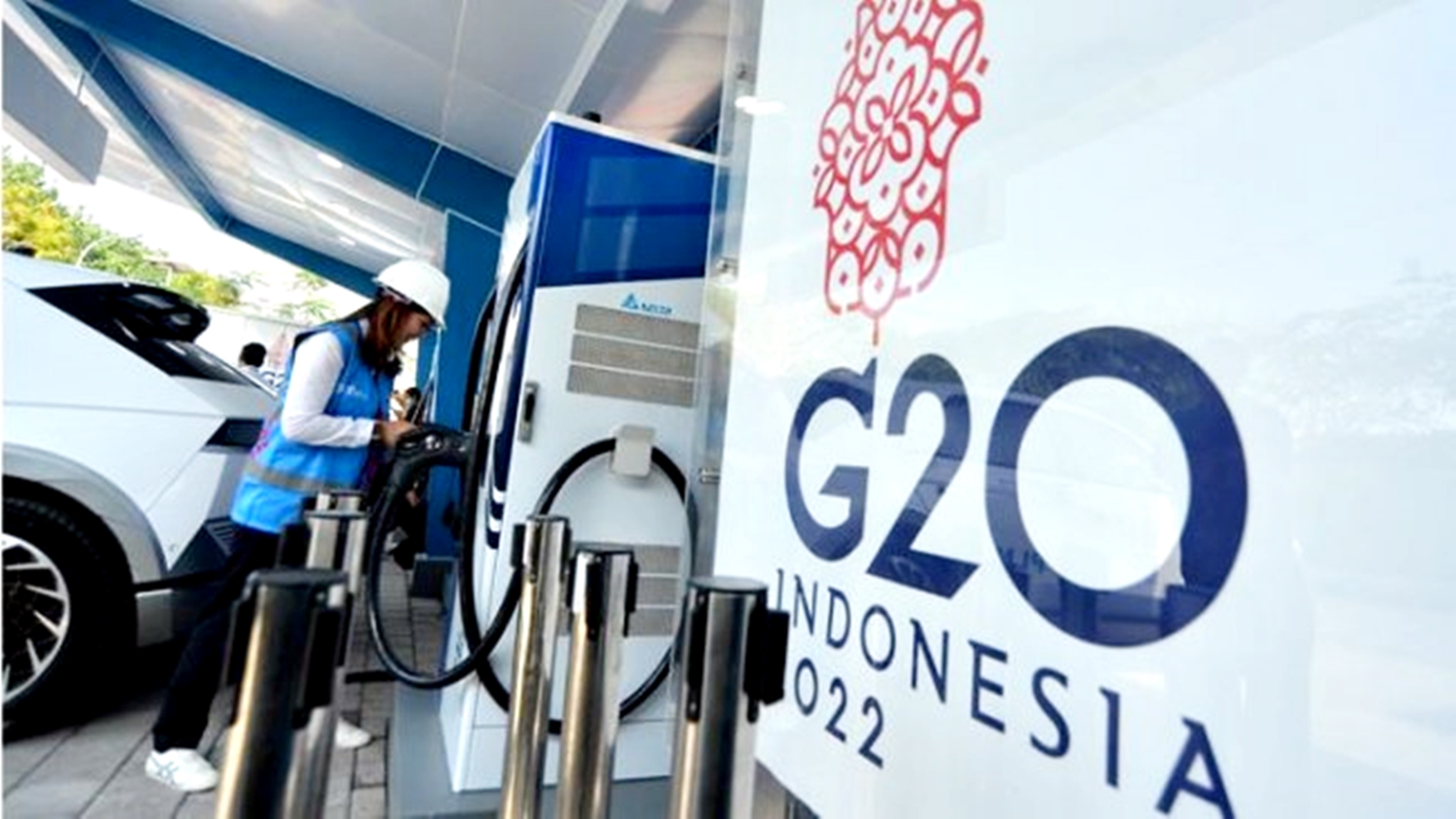 Ilustrasi mengisi daya kendaraan listrik untuk KTT G20.