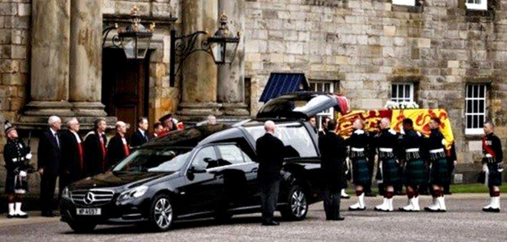 Mercedes-Benz Hearse membawa peti mati Ratu Elizabeth II.