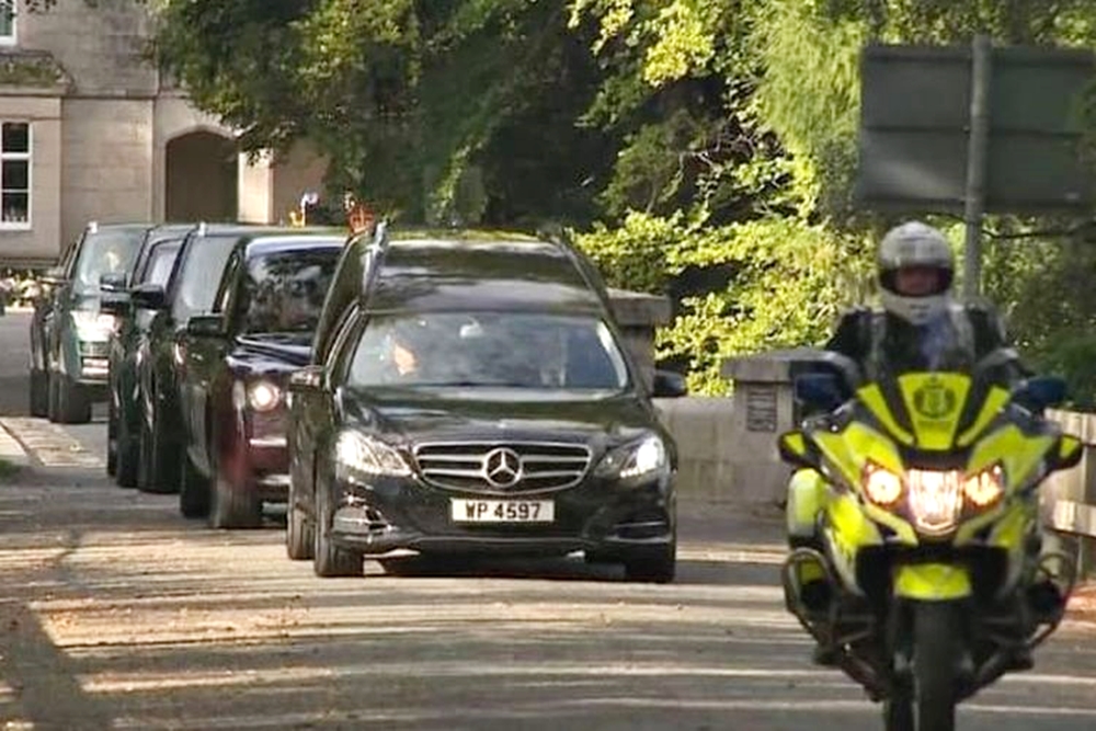 Mercedes-Benz Hearse pembawa peti jenazah Ratu Elizabeth II
