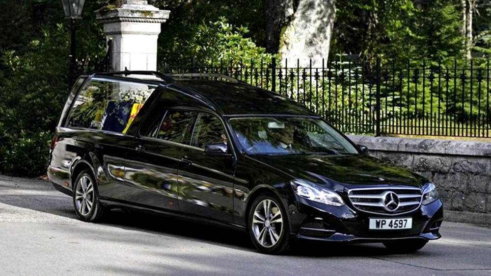 Mercedes-Benz Hearse membawa peti mati Ratu Elizabeth II. 