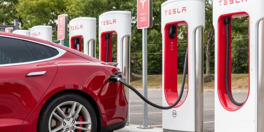Tesla menghadirkan pengisi daya adaptor yang memungkinkannya mengisi daya mobil listrik di mana saja
