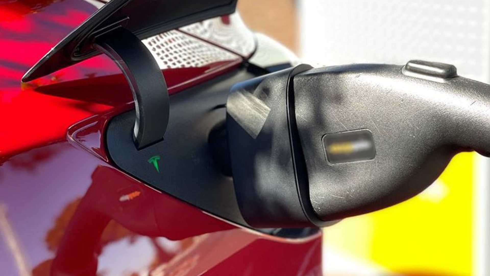 Tesla Menghadirkan Charger Adaptop Yang Membuatnya Bisa Mengisi Daya Mobil Listrik Dimana Saja