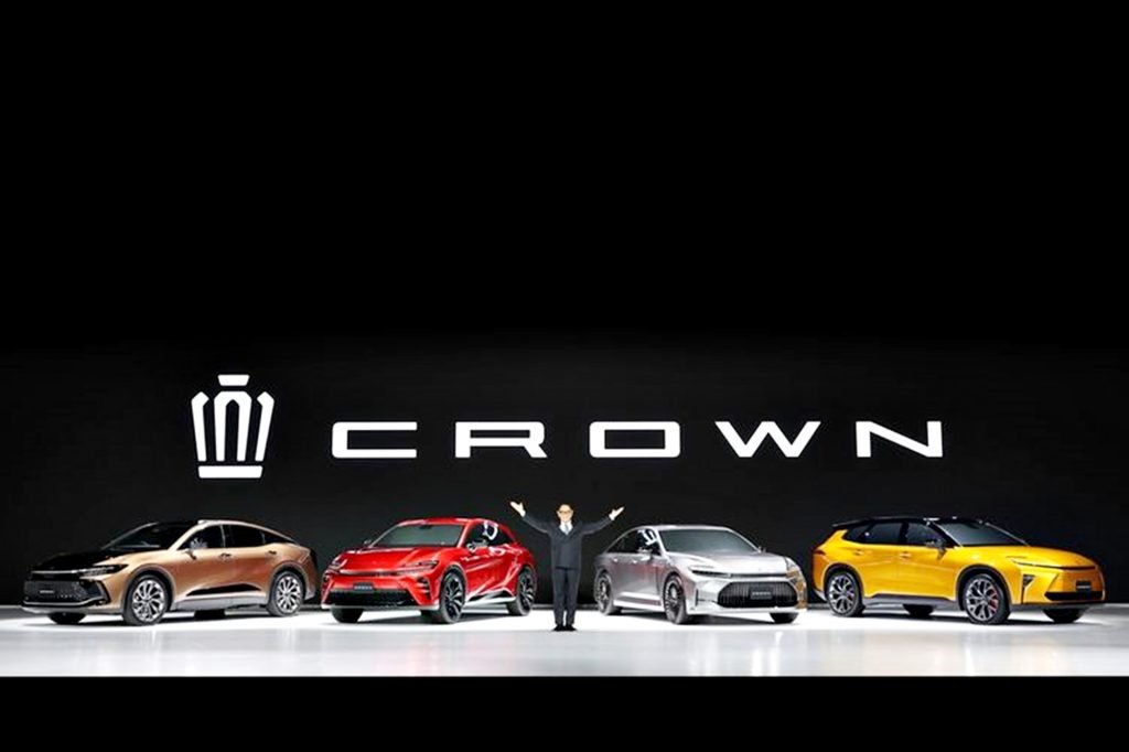 Empat model Toyota Crown terbaru.