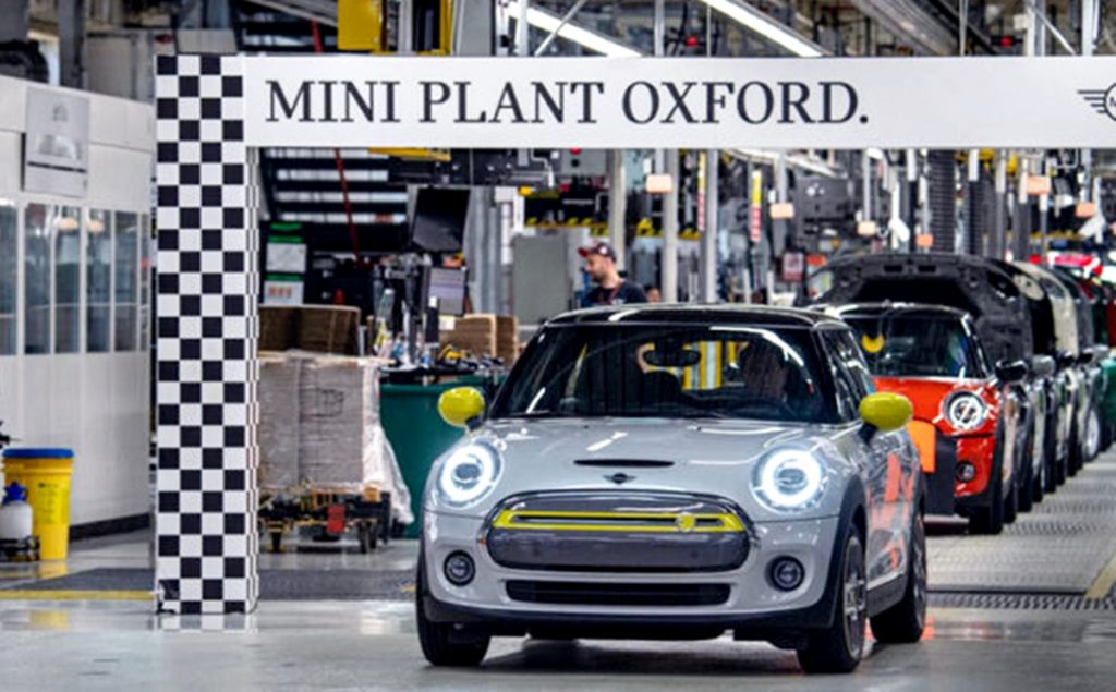 Pabrik merek mobil Mini di Oxford, Inggris.