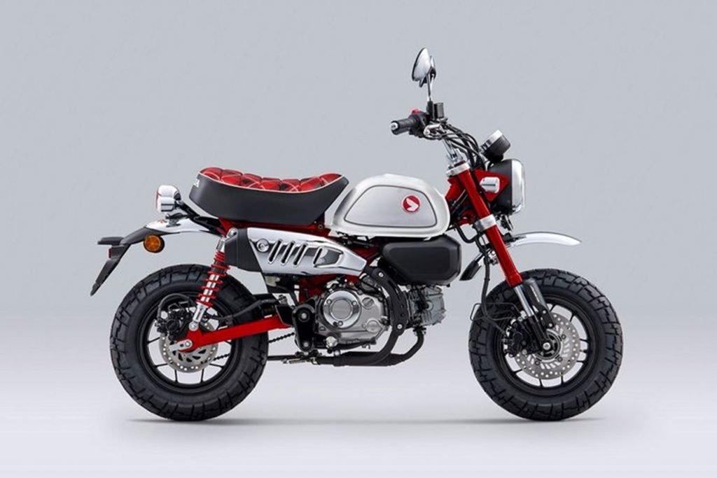 Warna Pearl Nebula Red motor Honda Monkey terbaru.