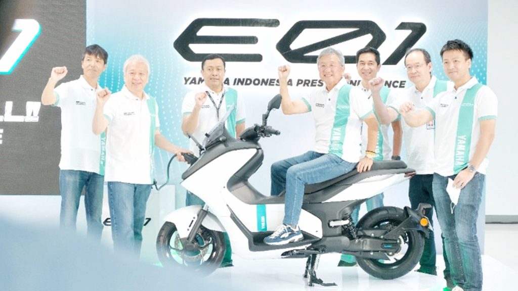 Yamaha E01 diperkenalkan ke publik. 