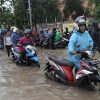 Inilah Tips Melewati Genangan Banjir Saat Berkendara Dengan Sepeda Motor