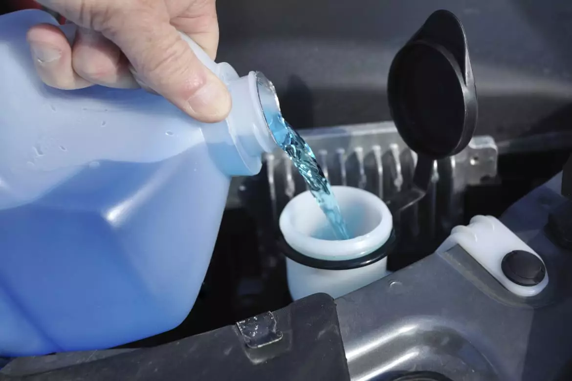 Wiper Fluid vs Air Biasa, Mana Yang Ampuh Saat Berkendara Di Musim Penghujan