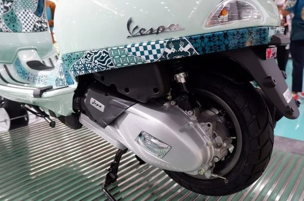 Bagian roda belakang Vespa LX 125 i-Get Batik Special Edition. 