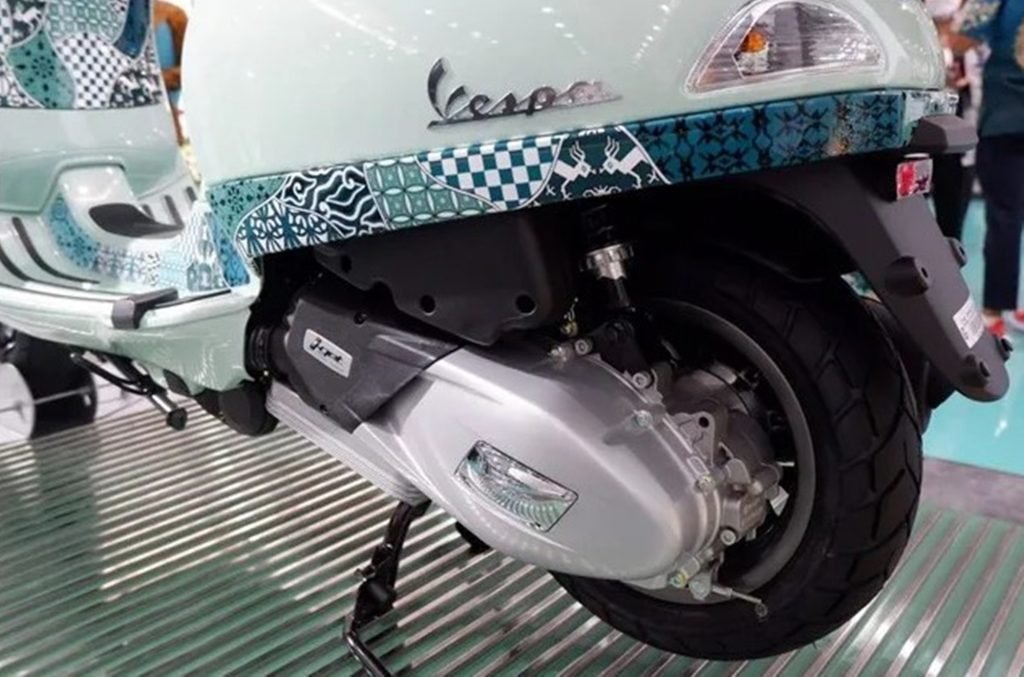 Bagian roda belakang Vespa LX 125 i-Get Batik Special Edition.