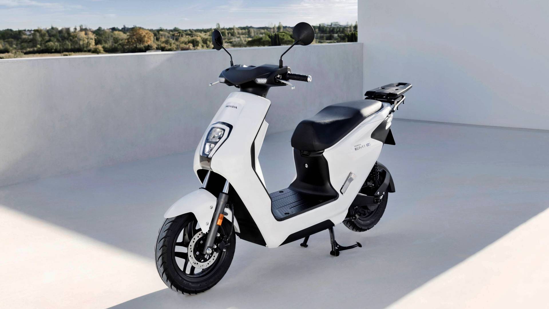 Iniliah Honda EM1 e:, Motor Skutik Listrik Mini Dengan Teknologi Terbaru