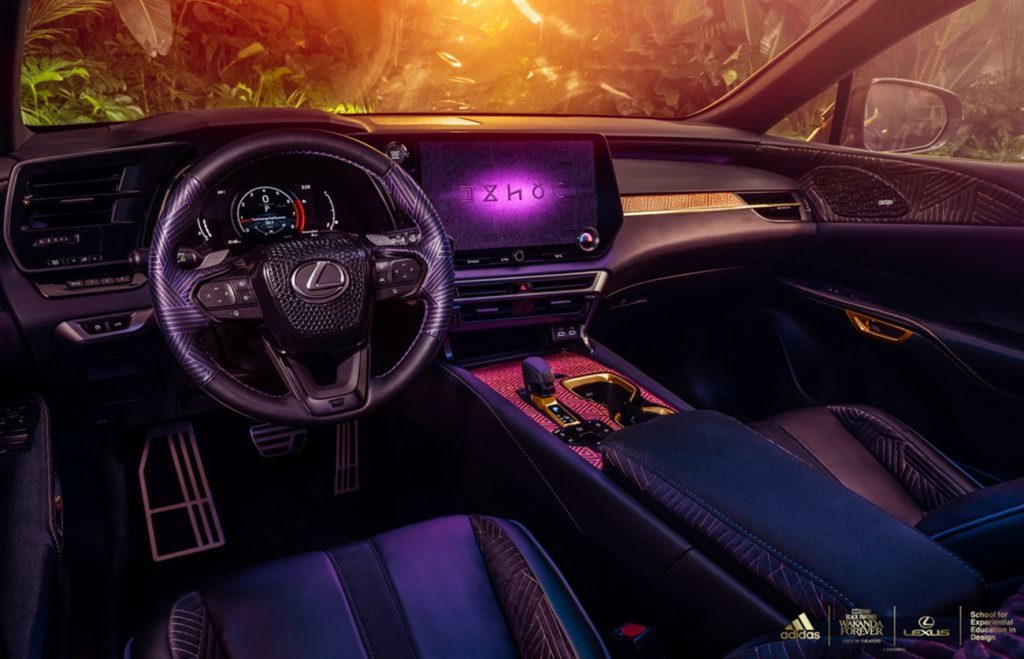Interior mobil edisi Wakanda hasil kolaborasi Lexus dan Adidas. 