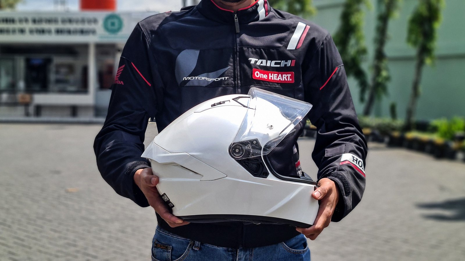 Inilah Tips Menghilangkan Bau Tidak Sedap Pada Helm Motor Anda