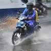 Hujan Mendadak Turun Saat Naik Motor, Ini Yang Perlu Anda Lakukan