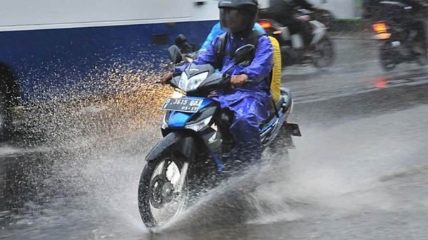 Hujan Mendadak Turun Saat Naik Motor, Ini Yang Perlu Anda Lakukan