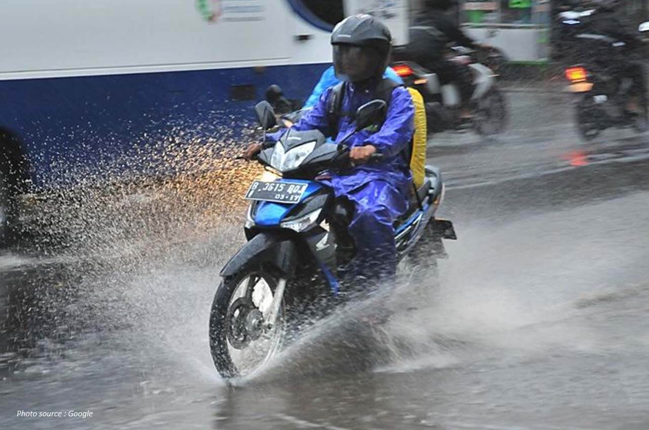 Hujan Mendadak Turun Saat Naik Motor, Ini Yang Perlu Anda Lakukan