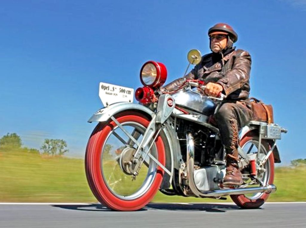 Opel Motoclub 500 saat mengaspal.