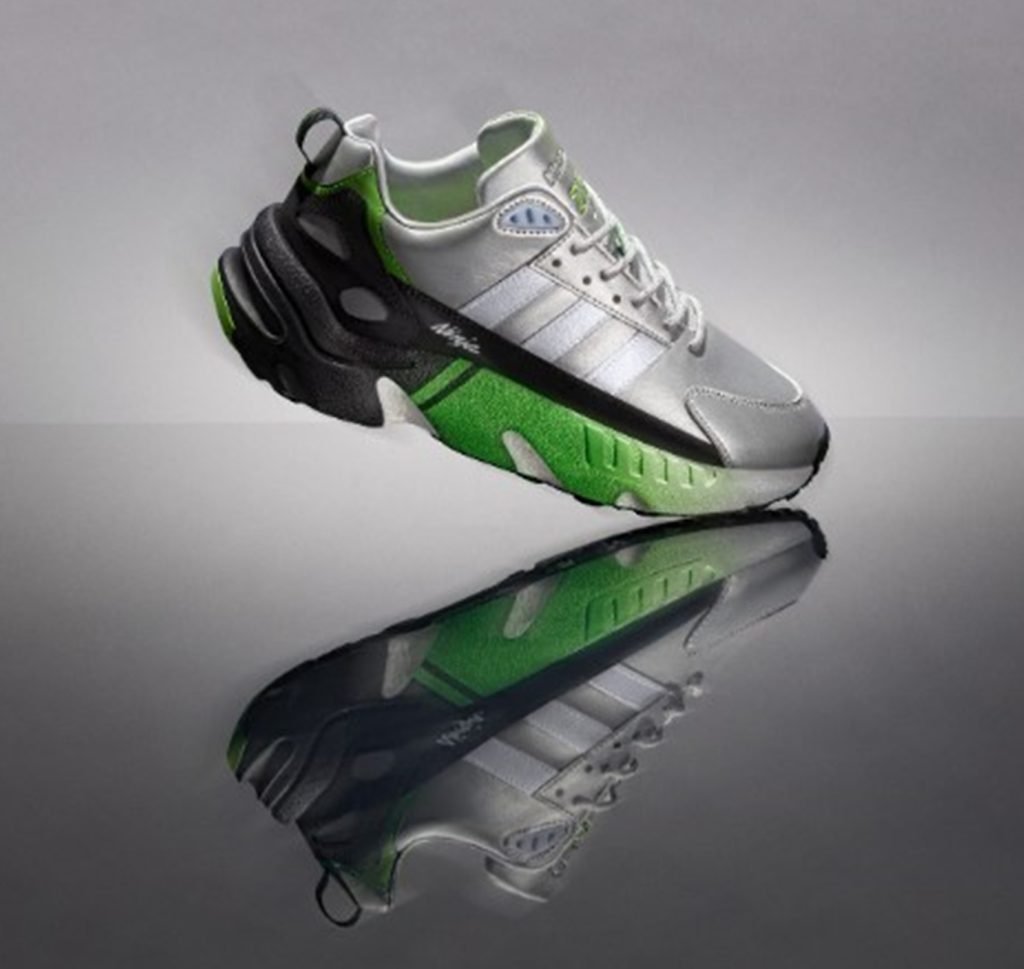 Sepatu kolaborasi Kawasaki dan Adidas tampak samping.