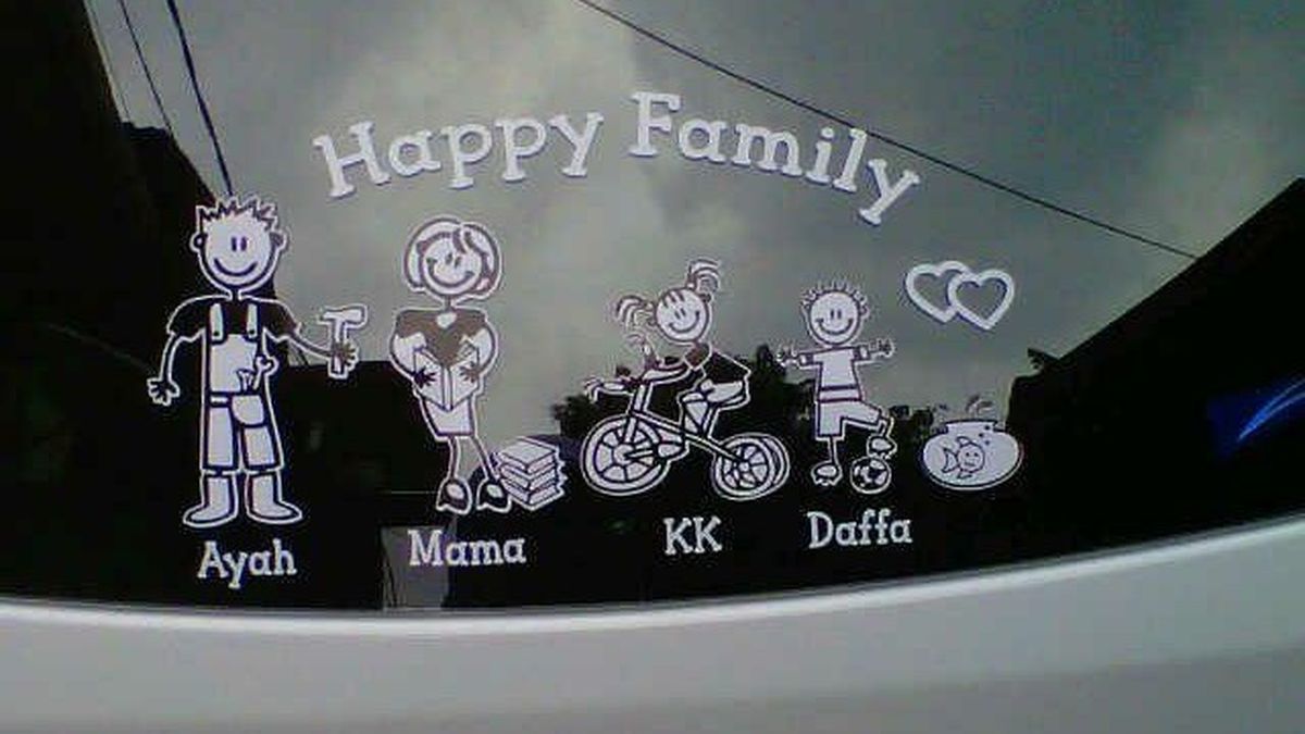 Ternyata Ini Bahayanya Menempelkan Stiker “Happy Familiy” Di Mobil Anda