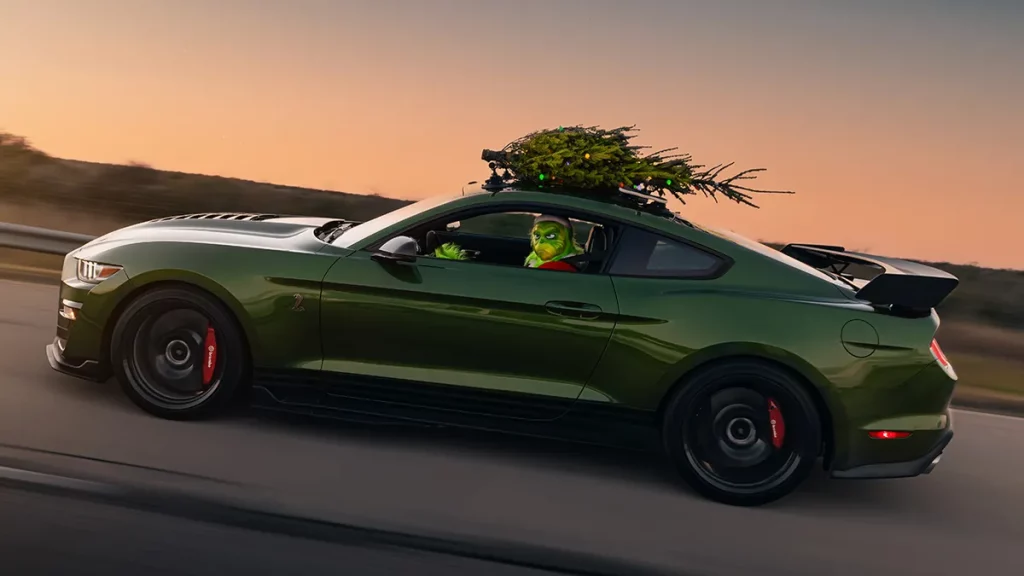 Inilah Ford Mustang Yang Memecahkan Rekor Dengan Pohon Natal