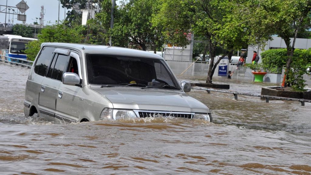Ingin Membeli Mobil Bekas Banjir, Ini Yang Perlu Anda Pehatikan