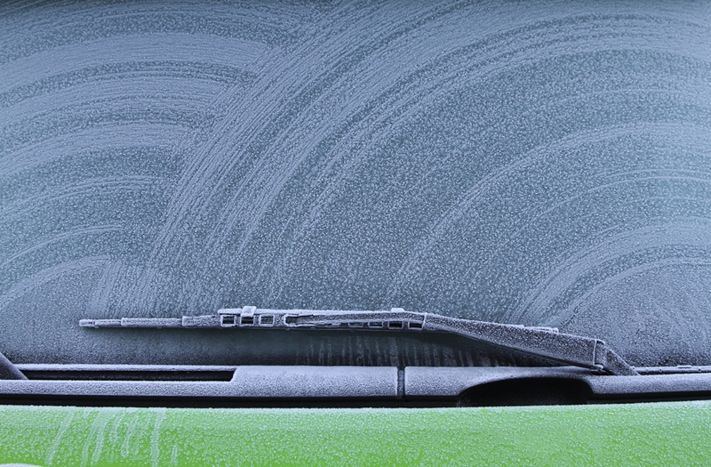 Ilustrasi kaca mobil menggunakan wiper. 