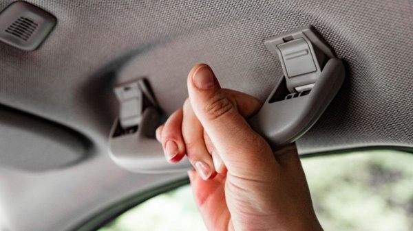 Inilah Fungsi Hand Grip Di Interior Mobil Yang Perlu Diketahui