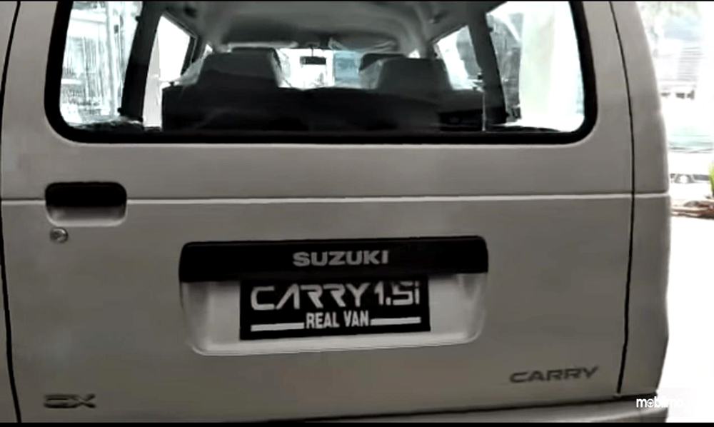 Bagian belakang Suzuki Carry Futura Minibus. 