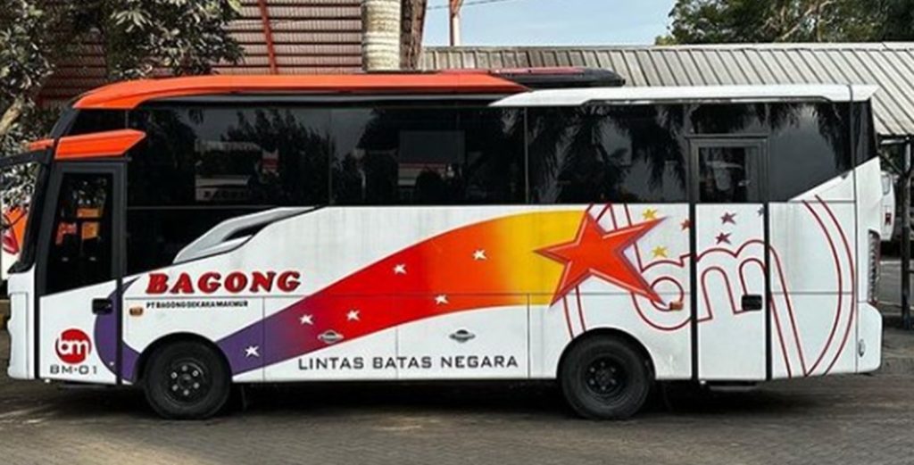 Bus baru PO Bagong tampak samping. 