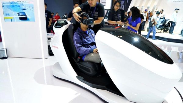 Ilustrasi penggunakan teknologi VR oleh Honda.